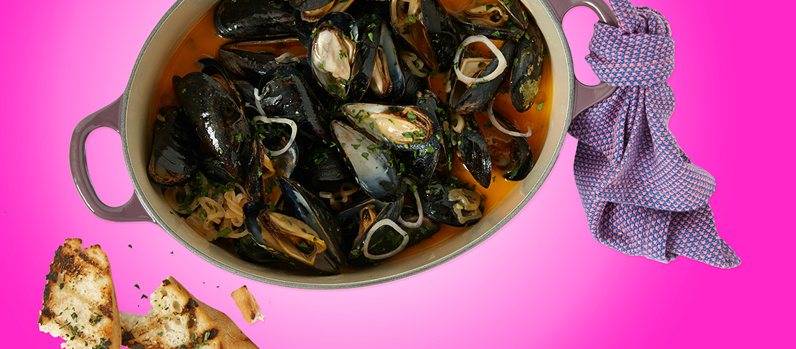 Texas Pete Buttery CHA! Steamed Mussels with Grilled Bread